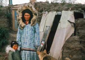 MotherChildAtAnaktuvuk